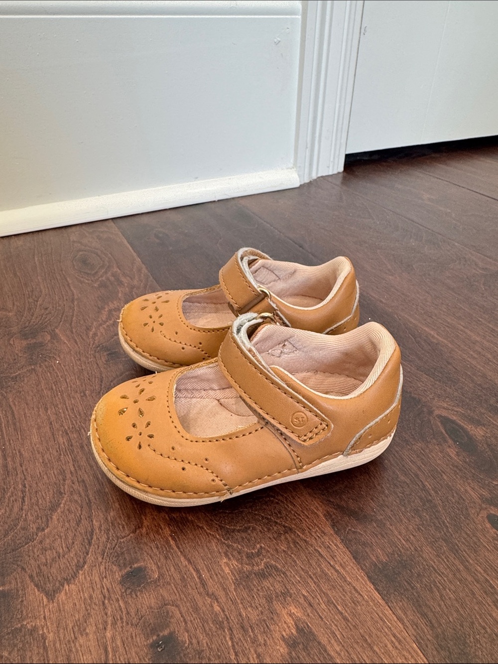 Stride Rite Leather Baby Girls Mary Jane’s Shoes Velcro Strap, size 4 Tan